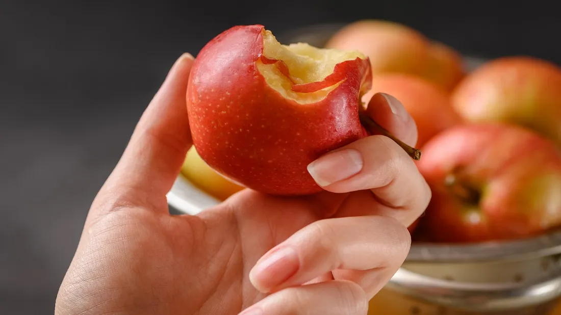 Is Eating Apple At Night Bad Or Good? Benefits And Side Effects